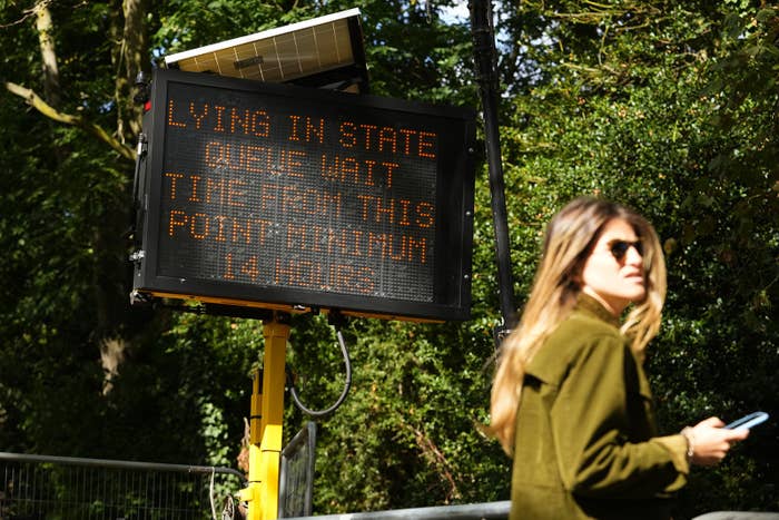 A message board informing members of the public that the wait time for the lying-in-state queue is a minimum of 14 hours.