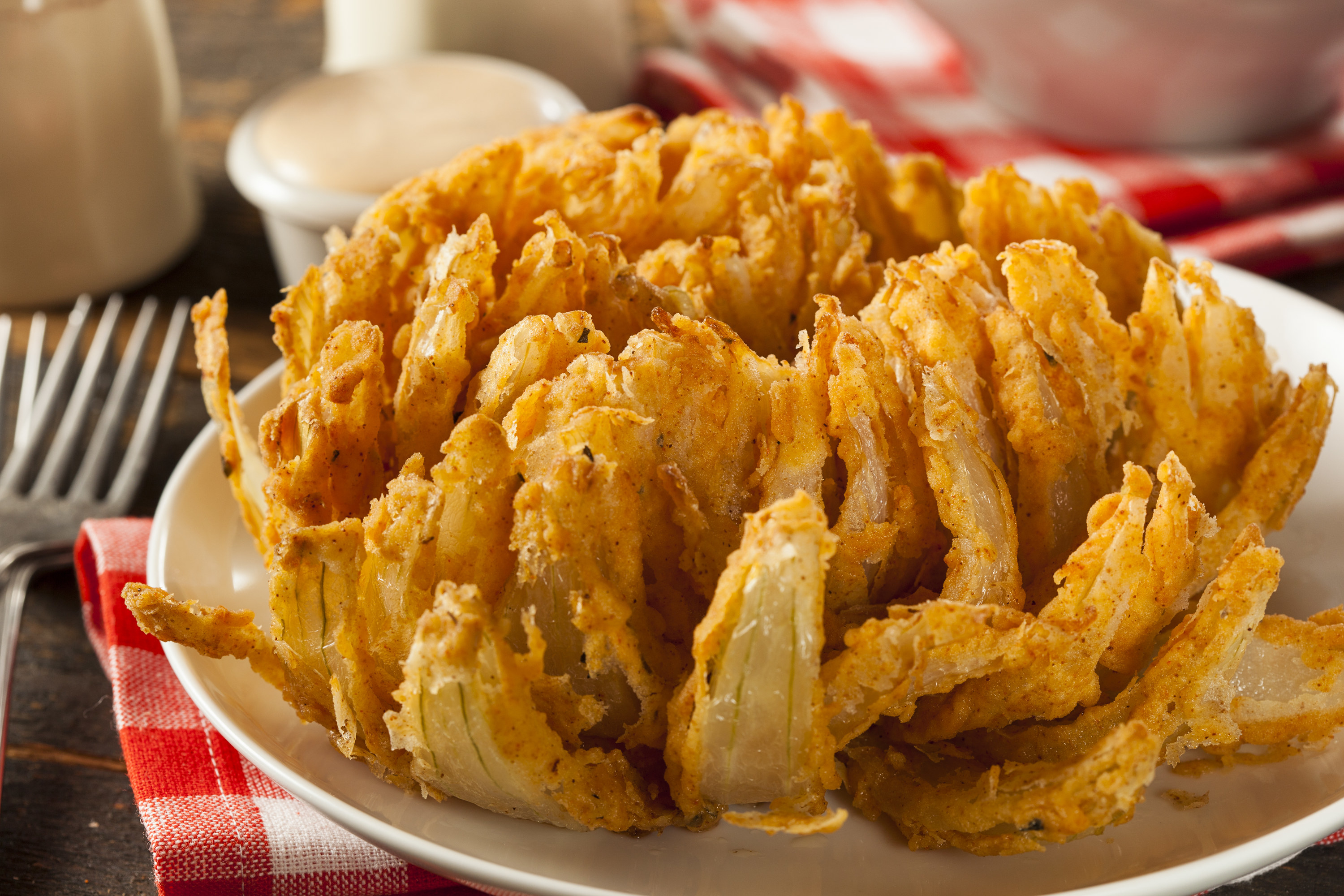 Почему блюдо. Лук жареный (Fried oninon) Kotany. Лук жареный целиком. Лук Хризантема во фритюре. Жареный лук во фритюре Хризантема.