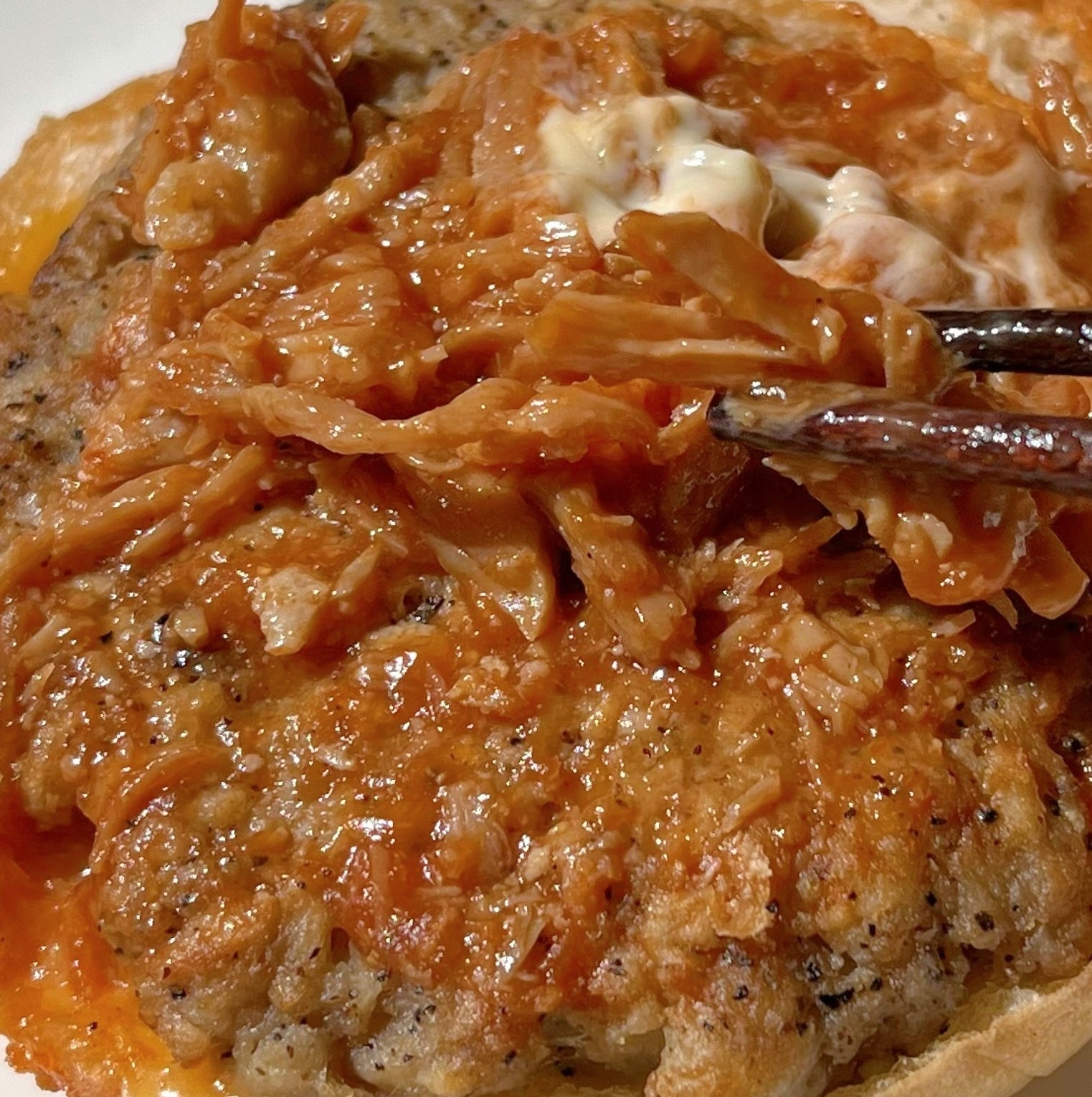 LAWSON(ローソン)のオススメのフード「こだわりビーフの肉×プルドポークチーズバーガー」