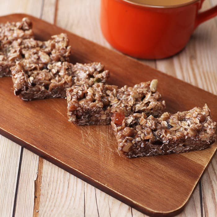 【筋トレの栄養補給に！】オーブンいらずで簡単！オートミールプロテインバー レシピ・作り方｜Tasty