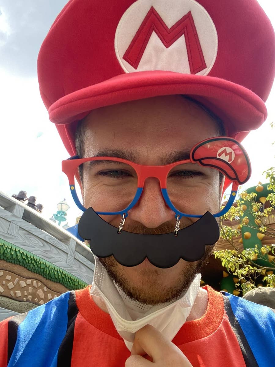 え 待って待って Usjで親切に写真を撮ってくれた マリオコスプレの男性 実は世界的アーティストで驚愕