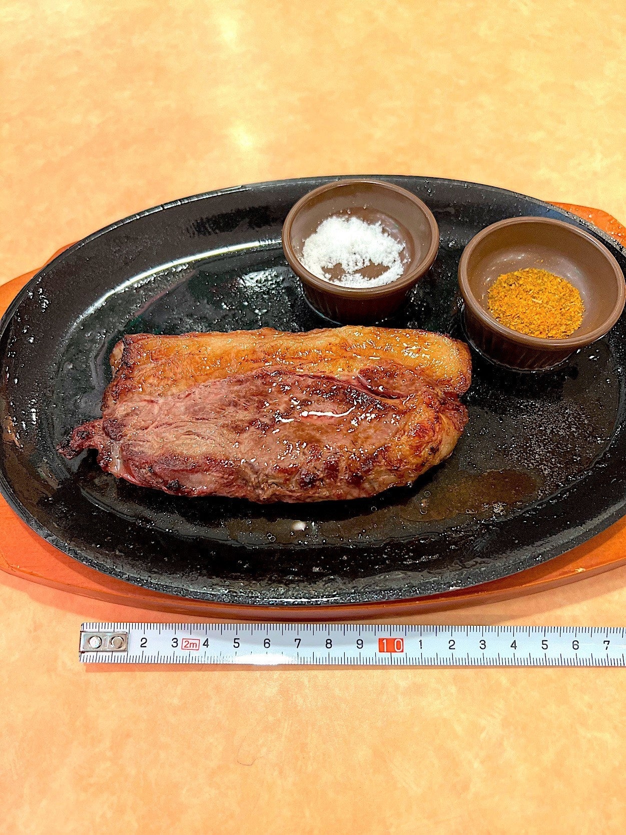 これコスパどうなってるの サイゼリヤの やみつきステーキ 肉汁たっぷりでウマすぎる
