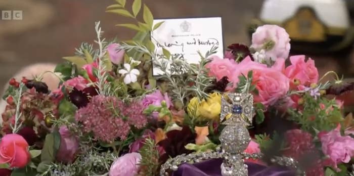 A note from King Charles III surrounded by flowers on Queen Elizabeth II&#x27;s coffin