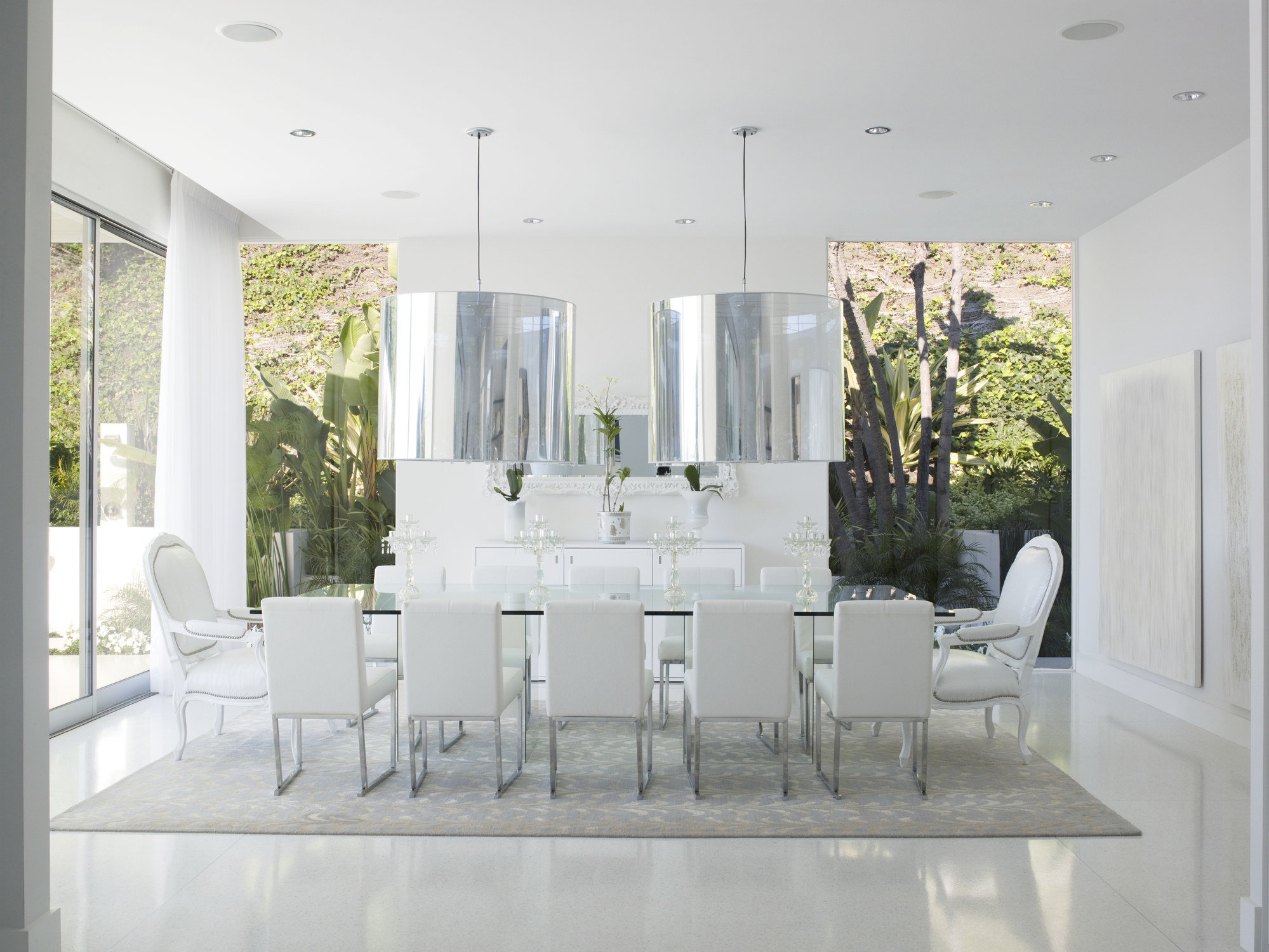 A luxurious dining room