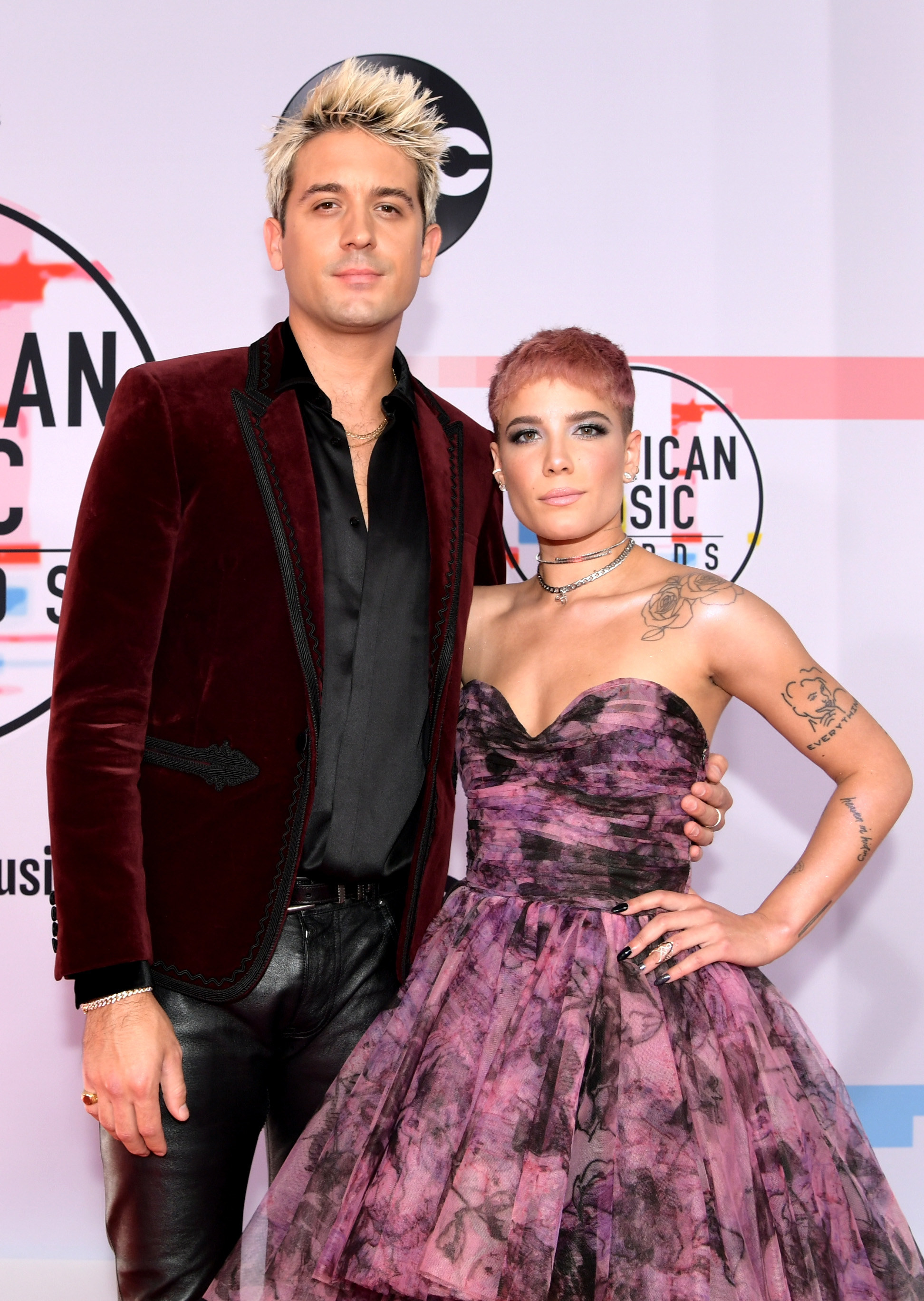 G-Eazy and Halsey pose at the American Music Awards on October 9, 2018