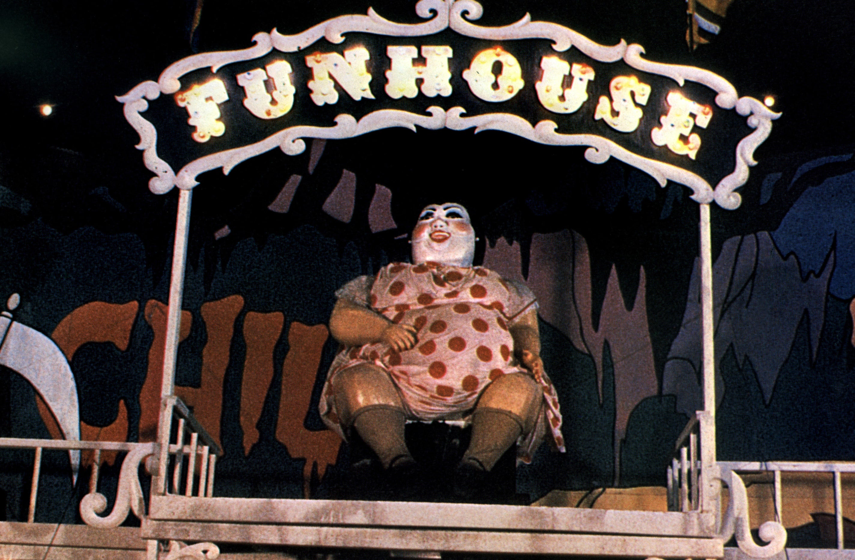 一个令人不安的clown-like雕像点缀的入口“Funhouse"