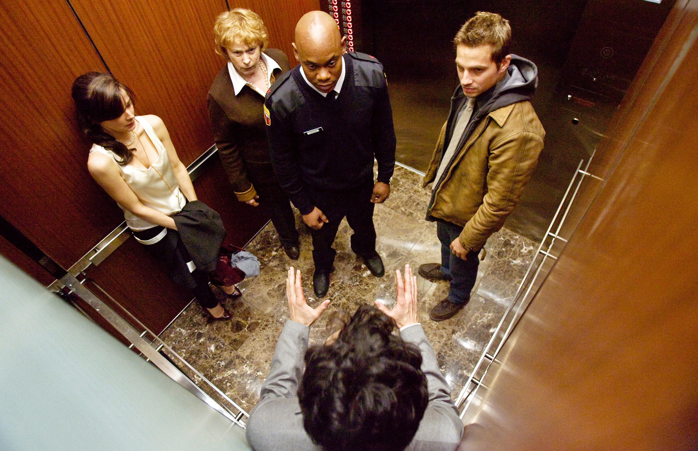 五个陌生人开始打开另一个作为他们被困电梯上升的紧张关系在“Devil"