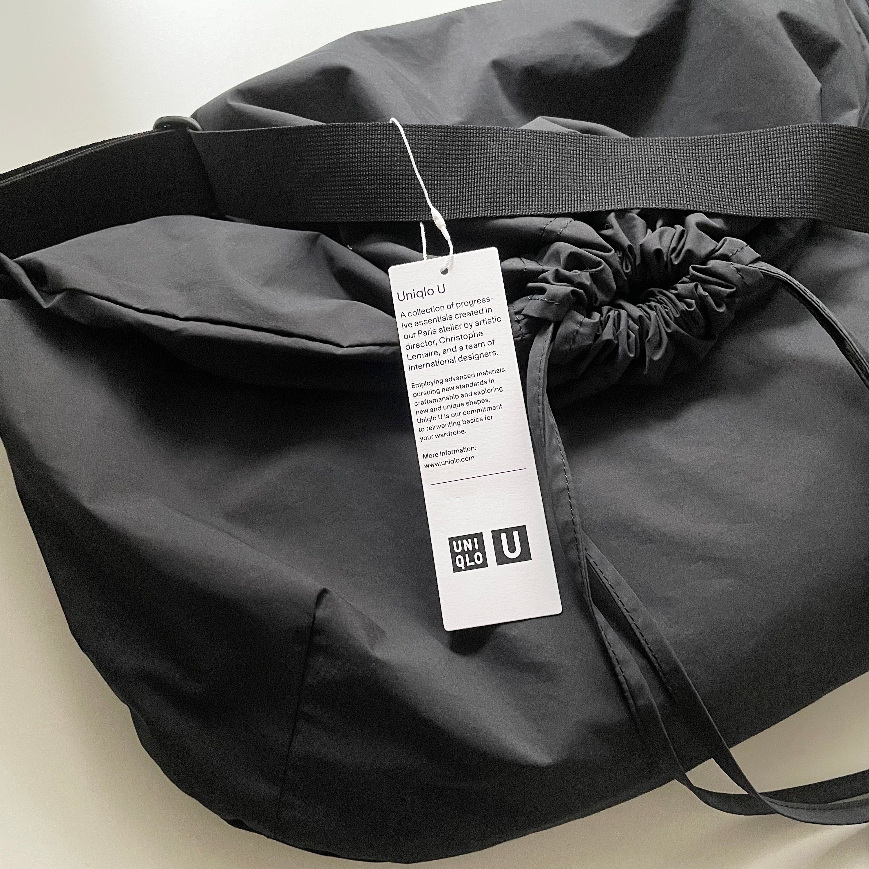 UNIQLO Ｕ　新品　ユニクロ　黒　ブラック　ドローストリングショルダーバッグ
