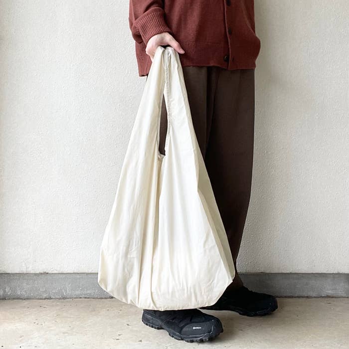 これは全色揃えたいわ ユニクロの 大容量バッグ 仕掛けいっぱいで便利すぎるよ これは全色揃えたいわ ユニクロの 大容量バッグ 仕掛けいっぱいで便利すぎるよ