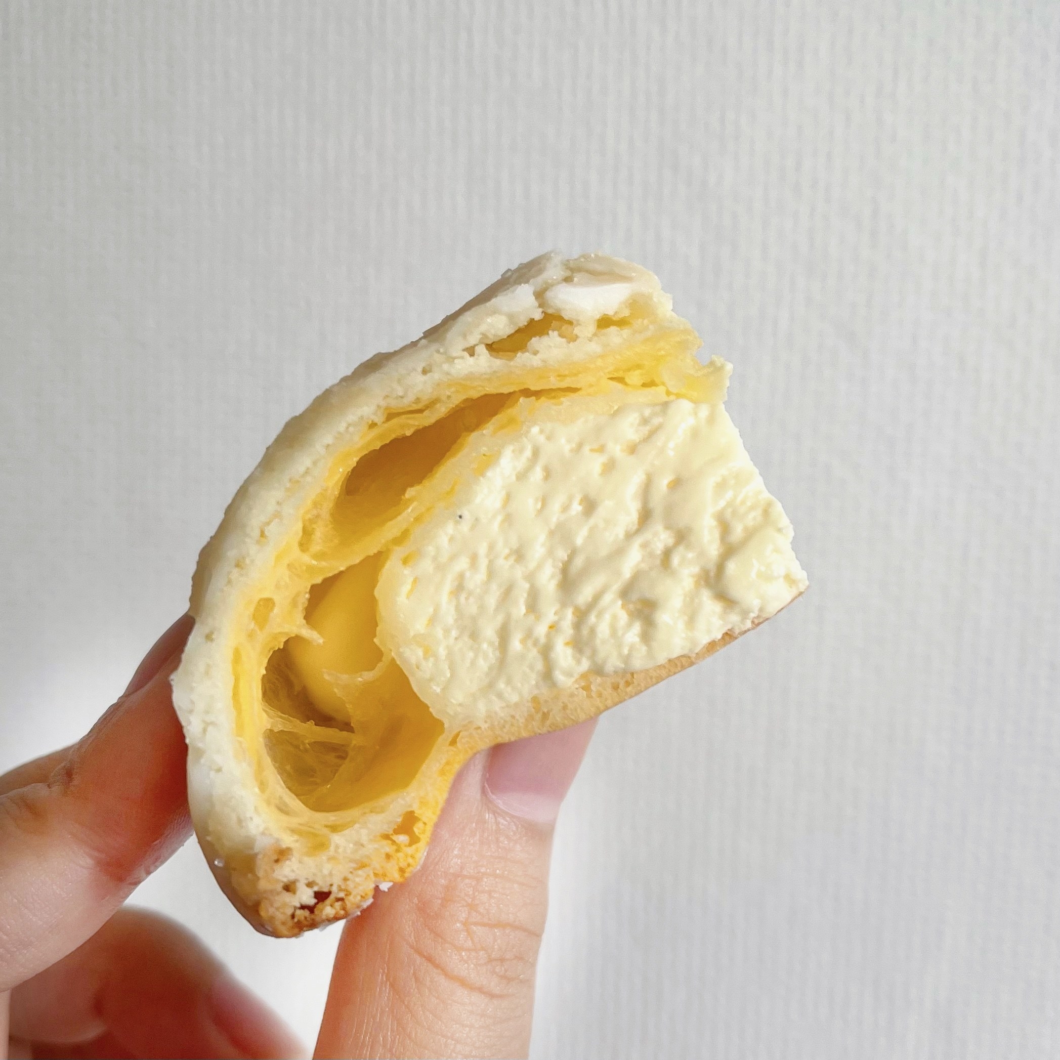 LAWSON(ローソン)のオススメのスイーツ「まるでメロンパンみたいなシュークリーム」