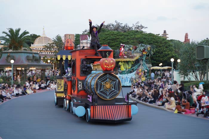 東京ディズニーランド（Tokyo Disneyland）のおすすめパレード「ザ・ヴィランズ・ロッキン・ハロウィーン」