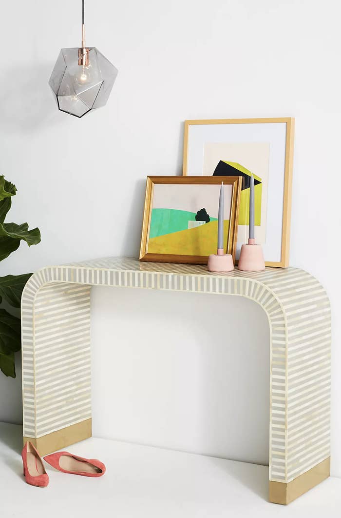 the table in striped white and gold colors