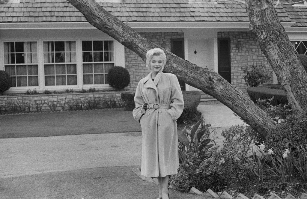Marilyn Monroe in front of her house