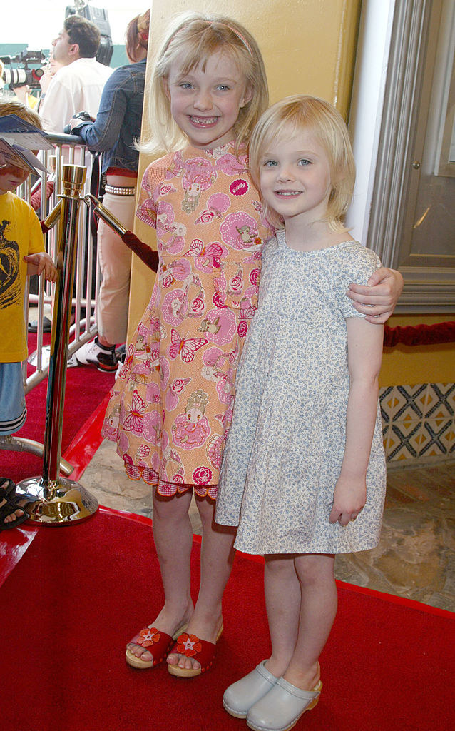 Dakota and Elle Fanning as small children