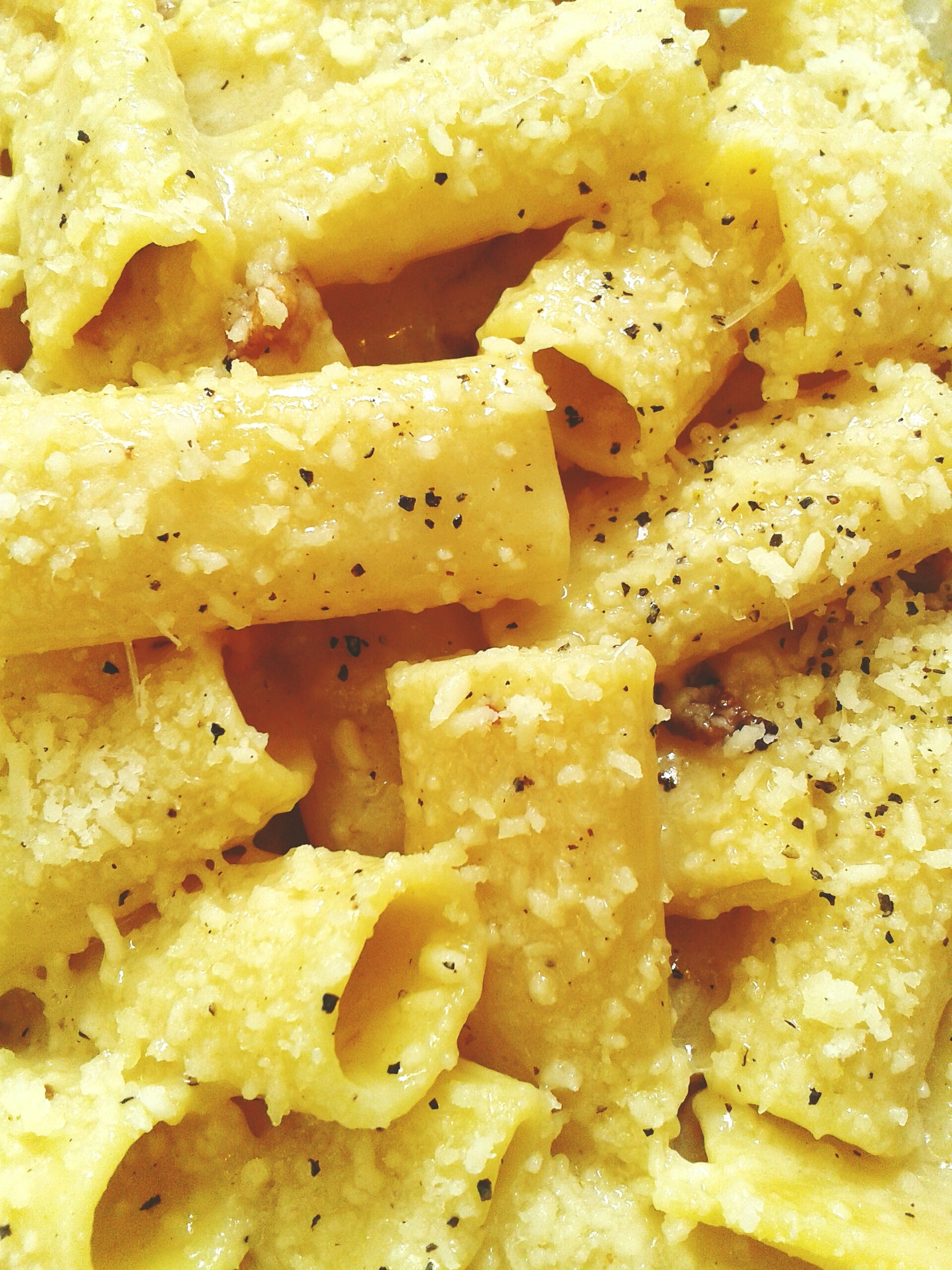 Cheesy penne pasta with black pepper.