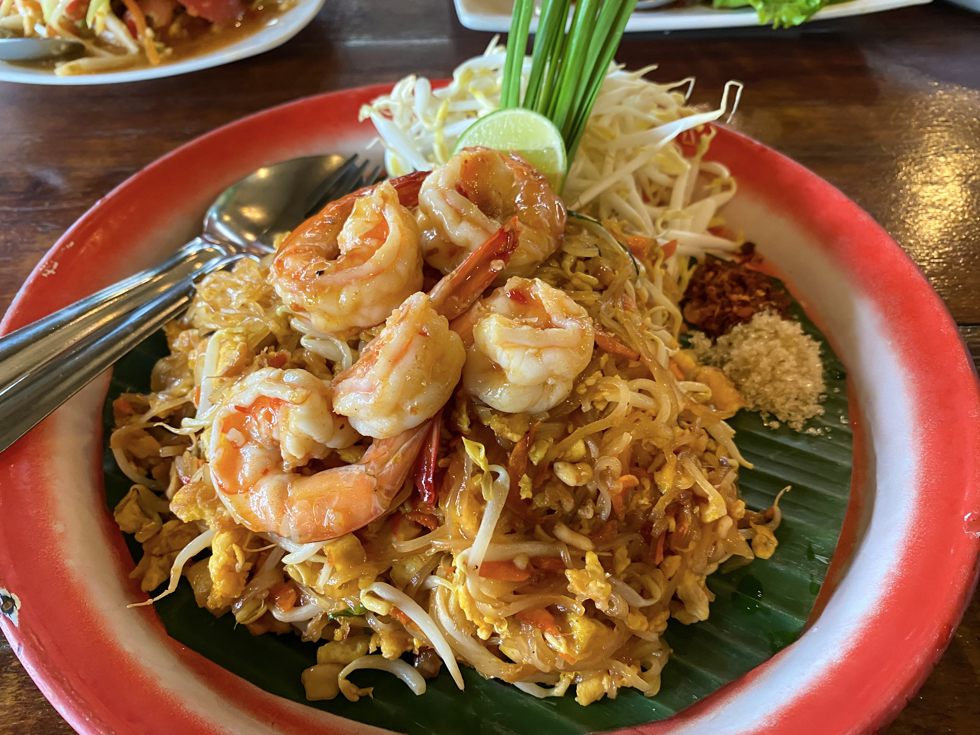 Shrimp pad Thai on a plate.