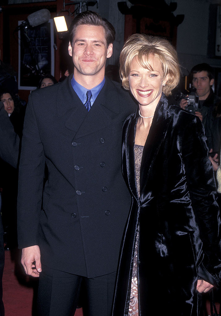 Jim Carrey with Lauren Holly on the red carpet
