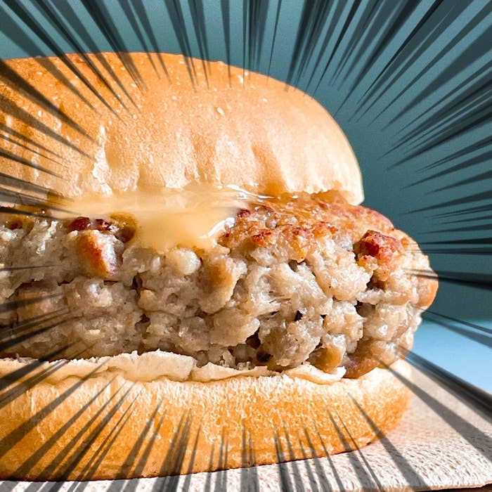 LAWSON(ローソン)のおすすめのフード「肉厚チーズバーガー」