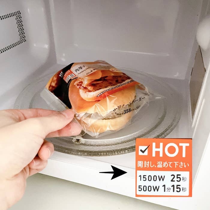 LAWSON(ローソン)のおすすめのフード「肉厚チーズバーガー」