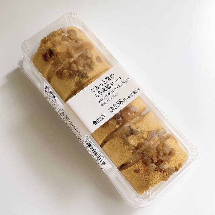 LAWSON(ローソン)のおすすめのスイーツ「ごろっと栗のもち食感ロール(渋皮マロンあん)」