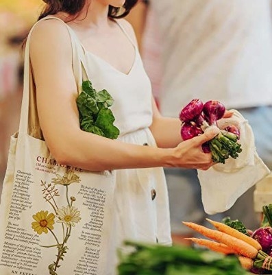 Tote bag de flores de manzanilla con texto impreso