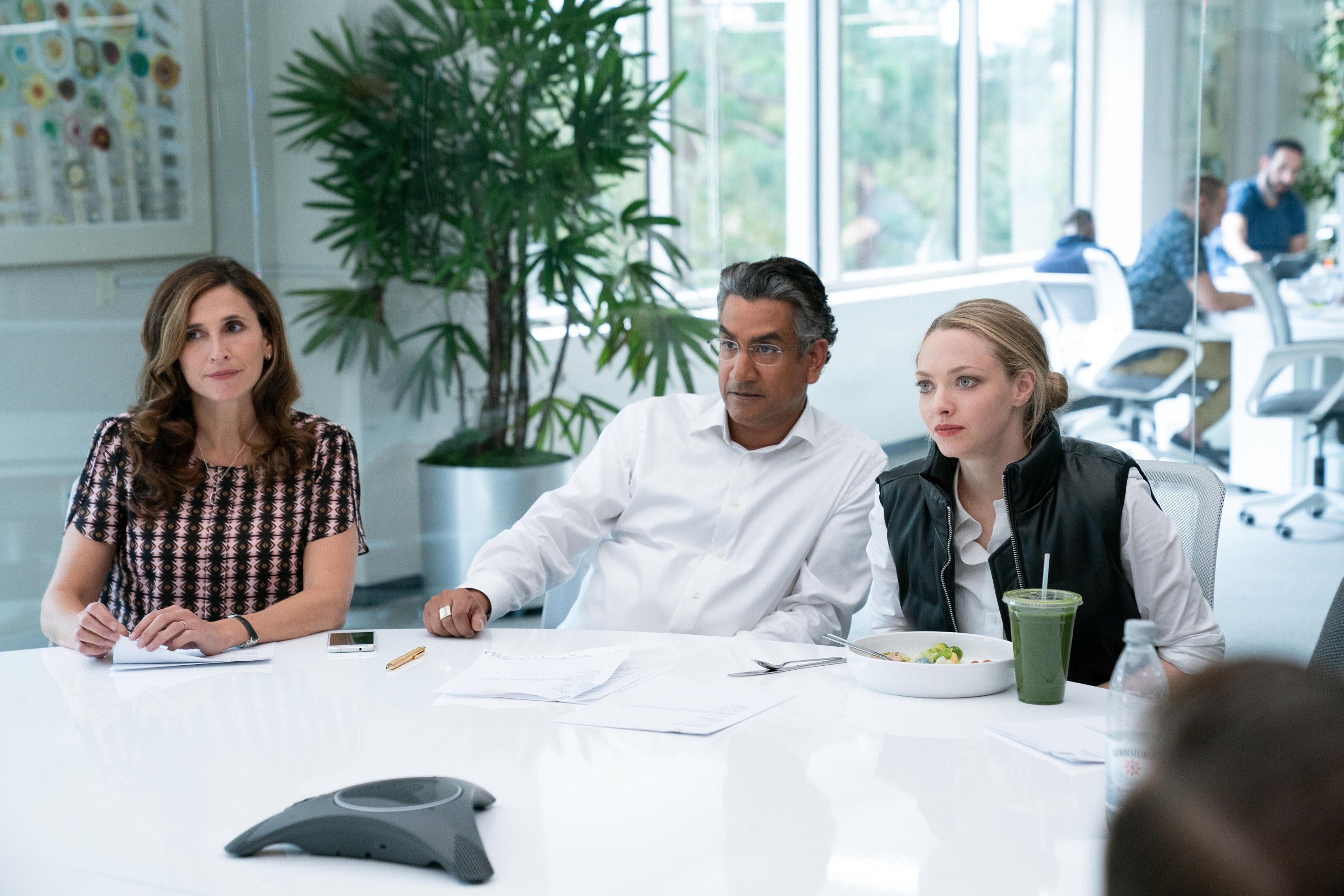 THE DROPOUT, from left: Michaela Watkins as Linda Tanner, Naveen Andrews as Sunny Balwani, Amanda Seyfried as Elizabeth Holmes, ‘Heroes&#x27;, (Season 1, ep. 107, aired Mar. 31, 2022)