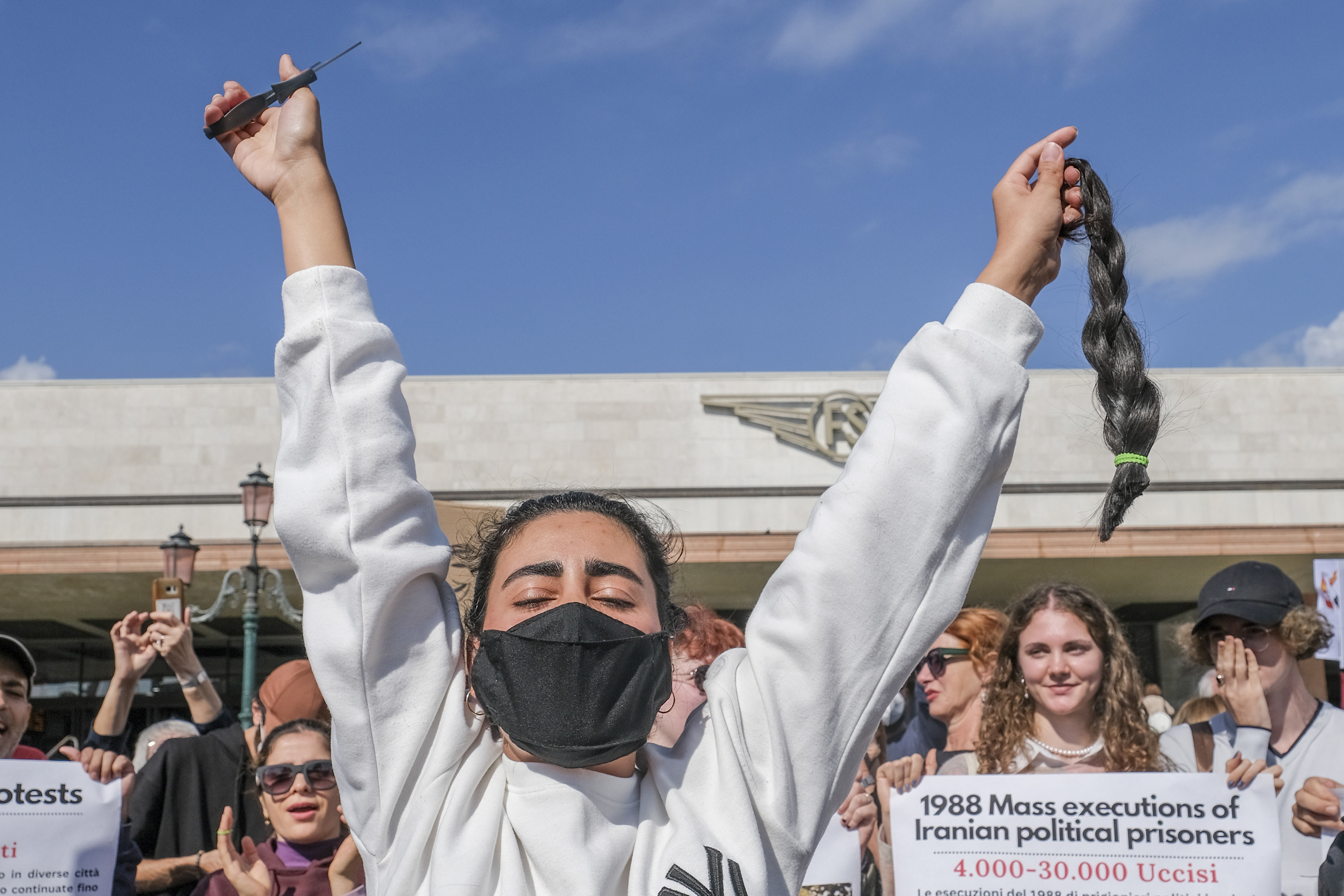 TikTok Woman Shaves Her Head In Protest For Mahsa Amini - 51