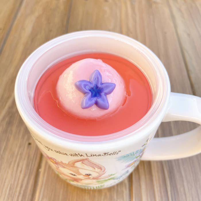 東京ディズニーシーで新登場したリーナ・ベルのおすすめスイーツ「ライチームース&ラズベリーゼリー、スーベニアカップ付き」