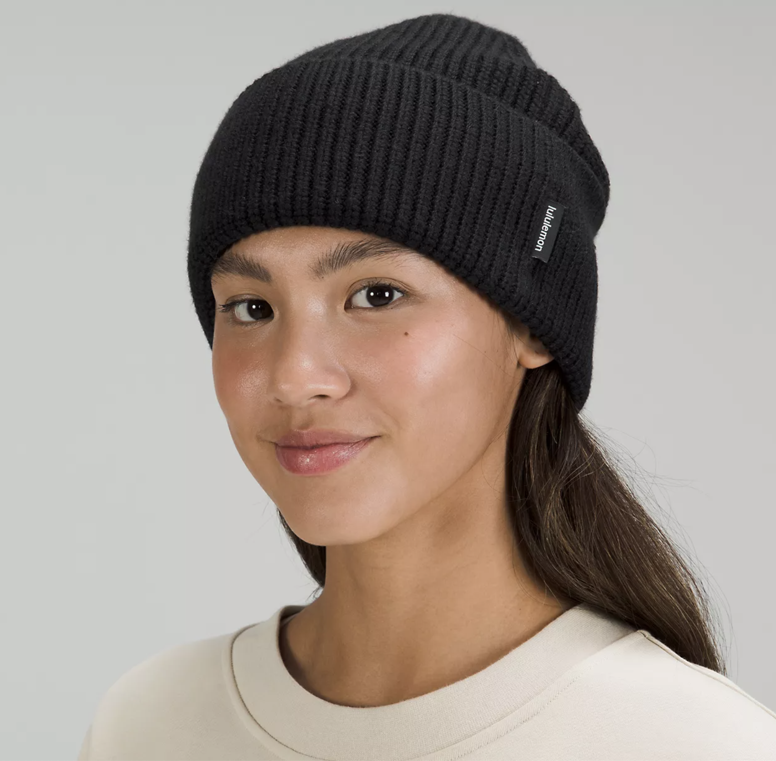 A person wearing the beanie with a crewneck