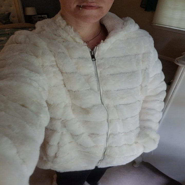 Close-up of reviewer in the white sherpa jacket