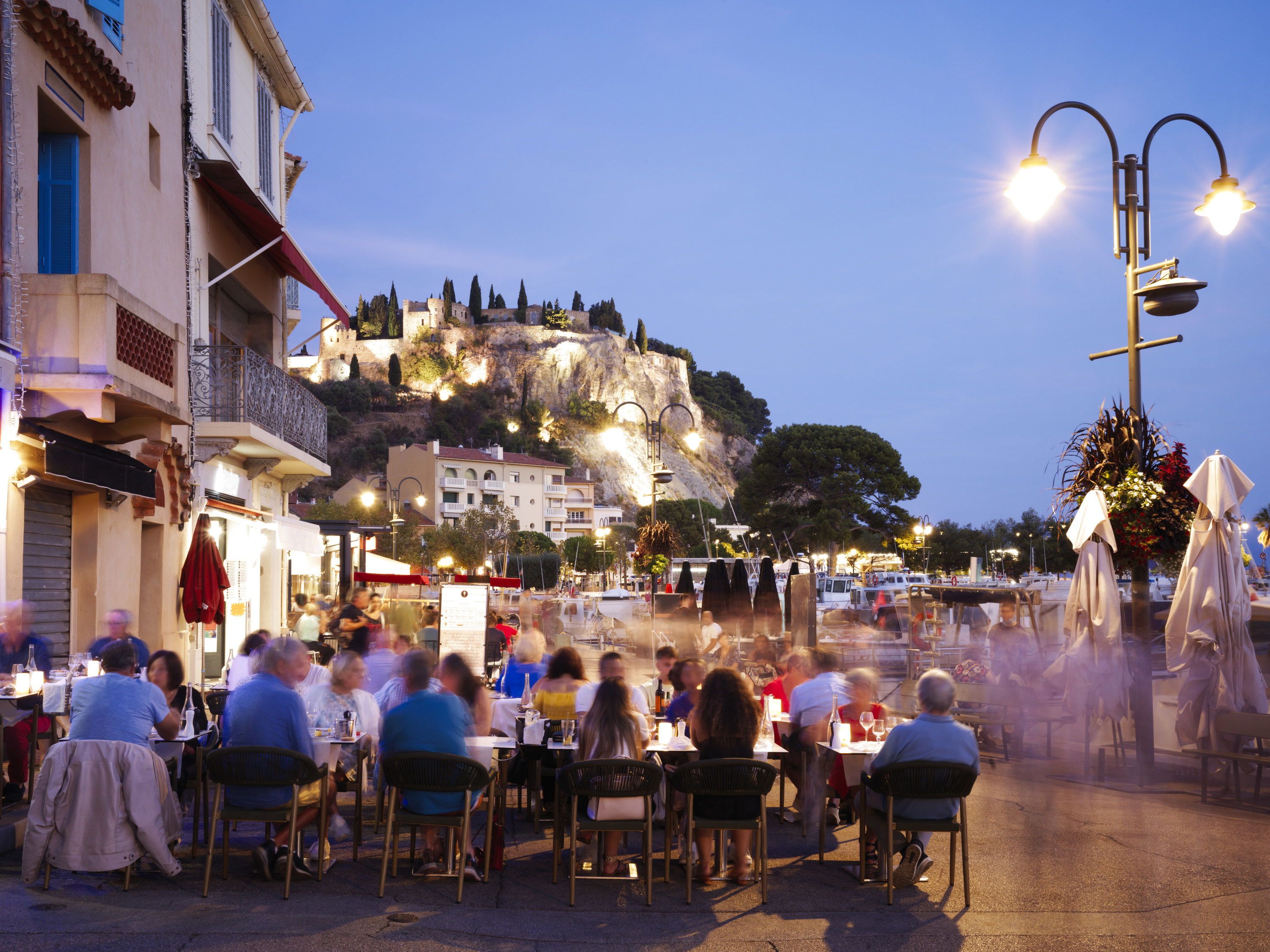 A crowd eating outside at a cafe