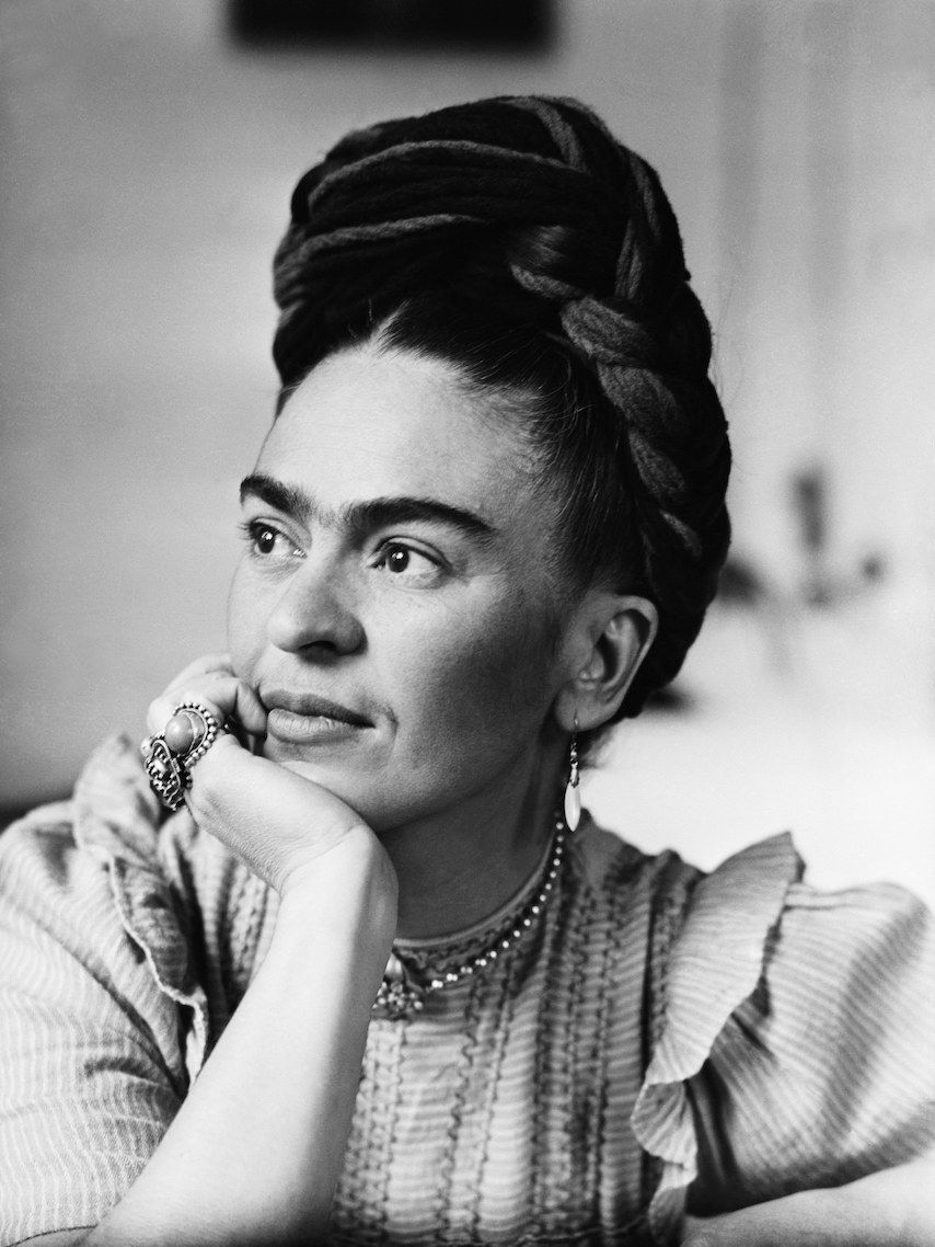 Black-and-white photo of Frida resting her chin on her hand