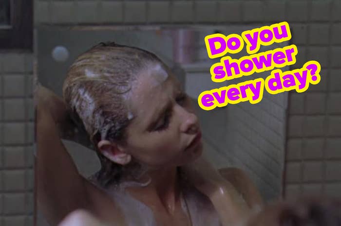 一个人洗澡的照片与文字“你每天洗澡吗?“