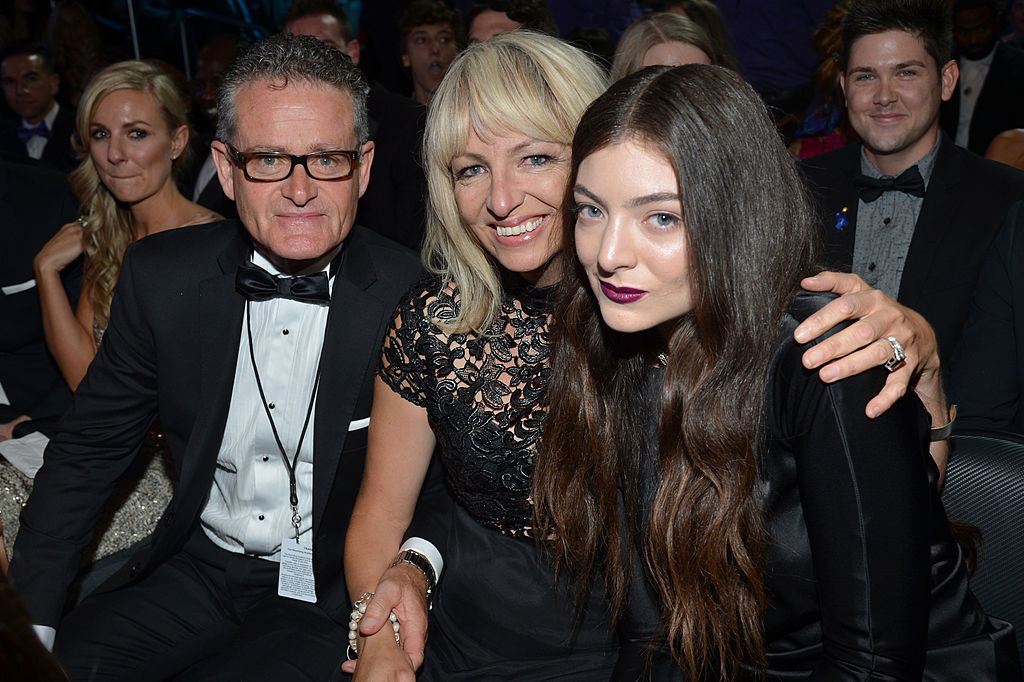 Lorde sitting with her parents