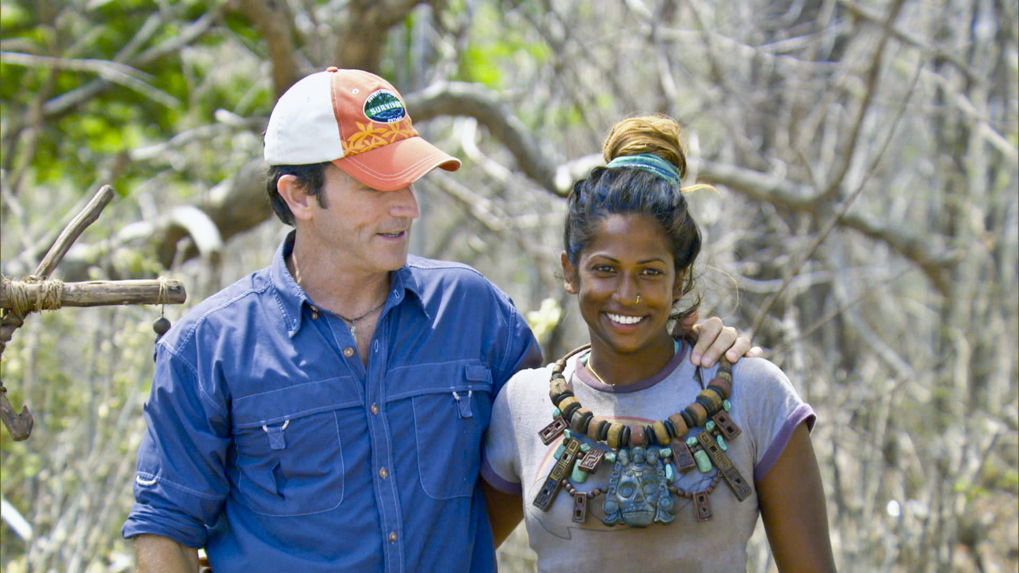 Jeff Probst gives Natalie Anderson the immunity necklace