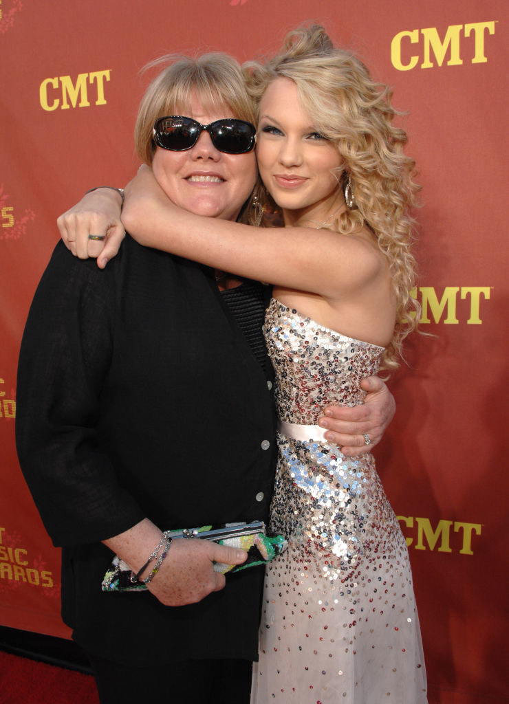 Taylor hugging her mom on the red carpet
