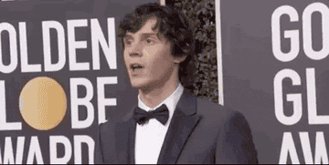 Evan Peters saying &quot;Hi, Mom!&quot; on the red carpet
