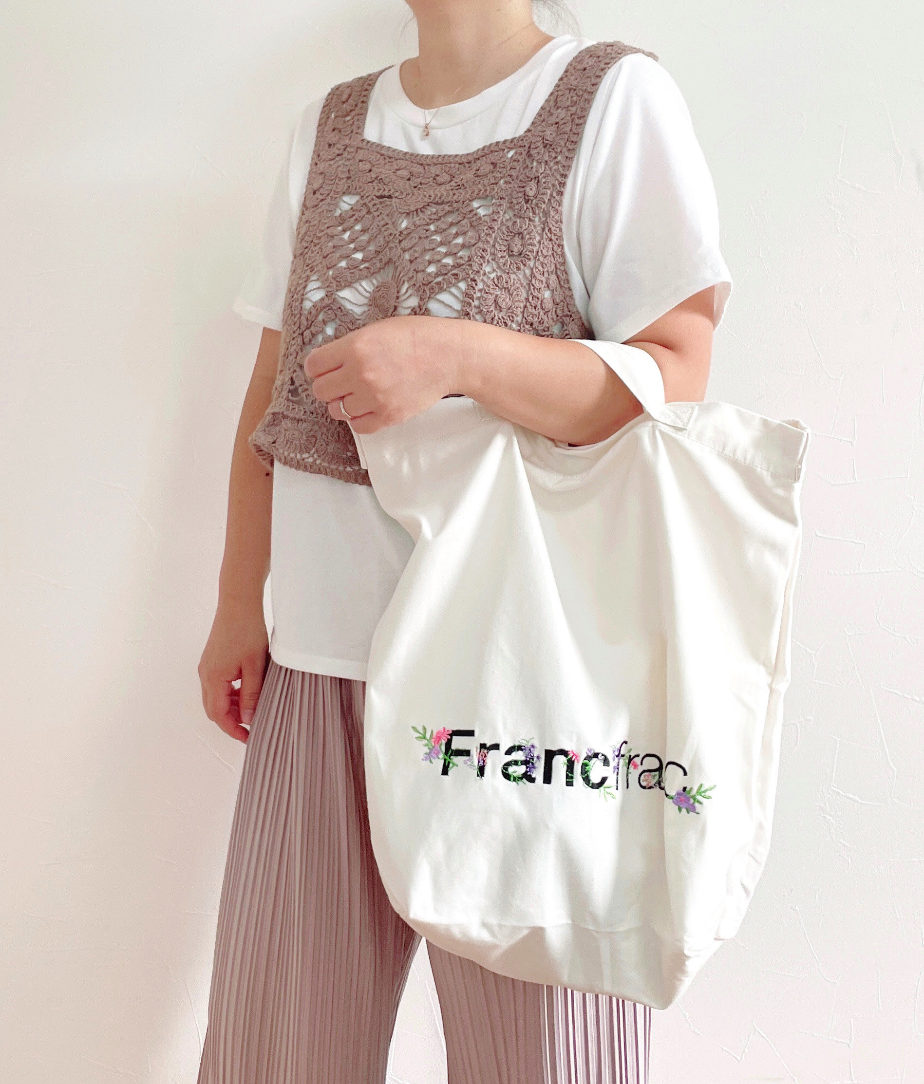 francfranc（フランフラン）のおすすめバッグ「ロゴ ショルダーバッグ フラワー刺繍」のコーディネート