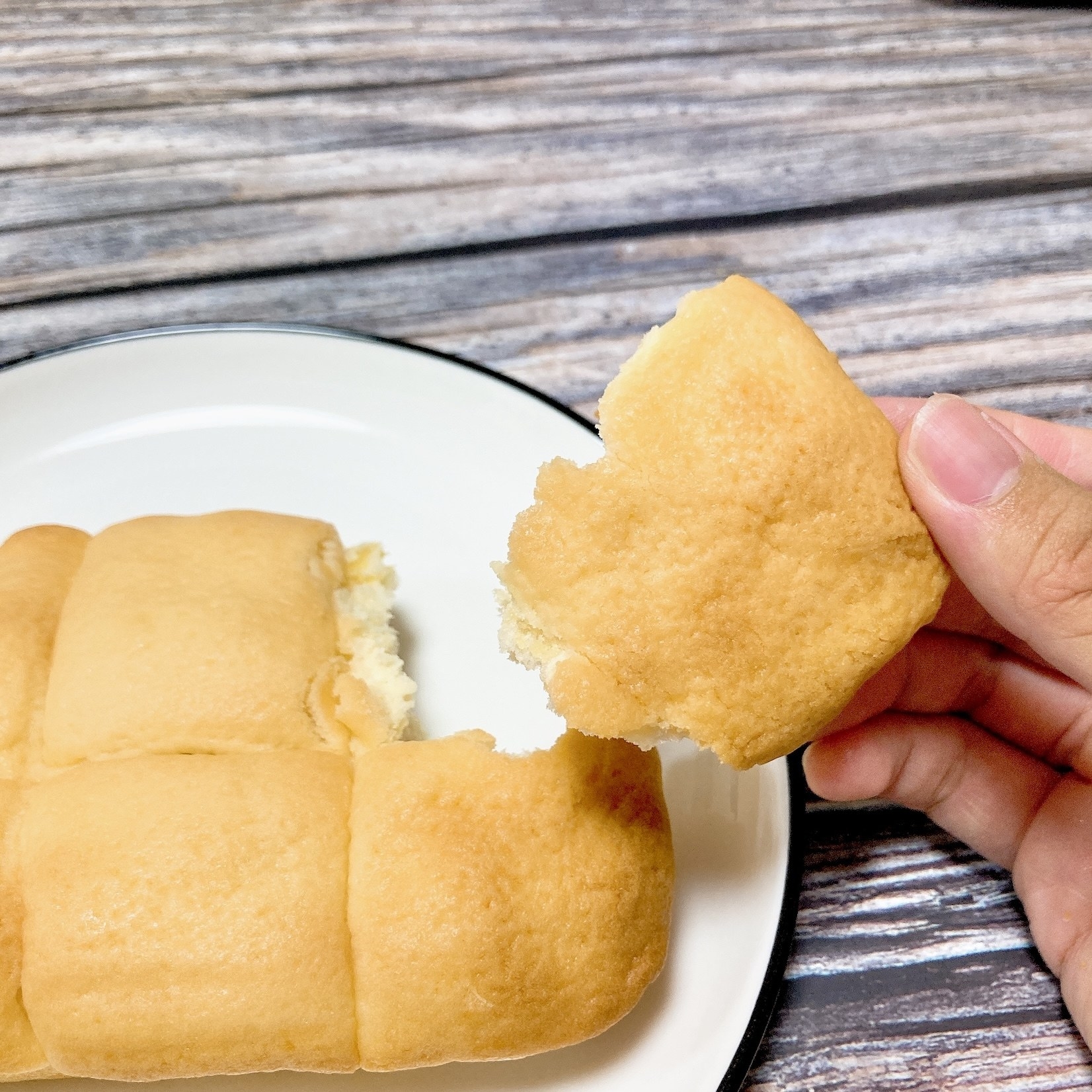 FamilyMart（ファミリーマート）のおすすめパン「ちぎれるしっとりバター」
