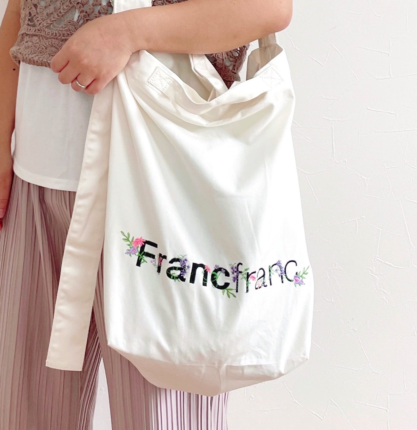francfranc（フランフラン）のおすすめバッグ「ロゴ ショルダーバッグ フラワー刺繍」