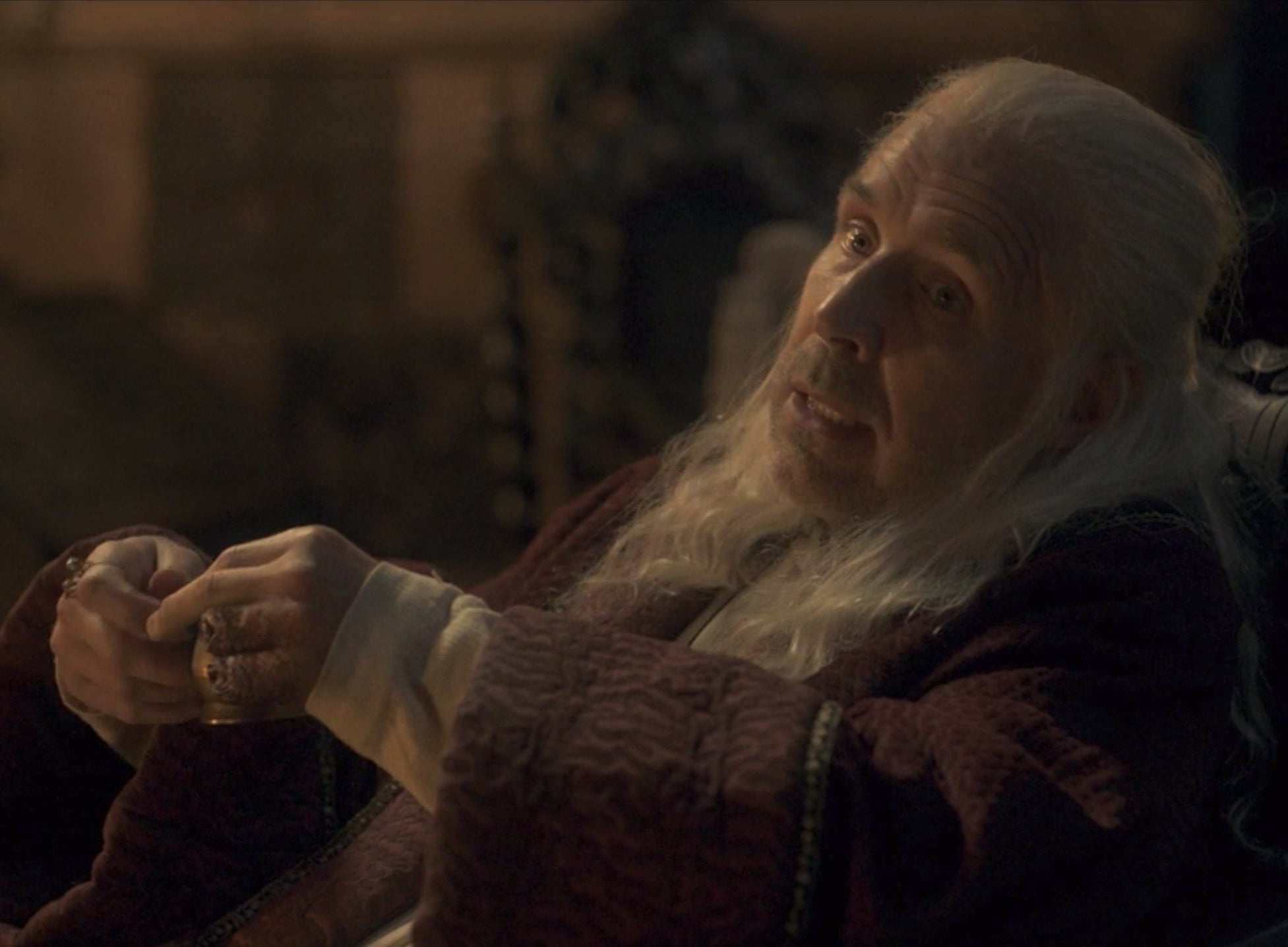 King Viserys holds up his hands and two fingers are missing