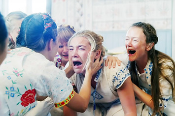 Dani sobbing with the Hagar women in Midsommar 