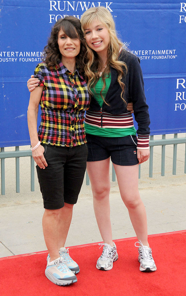 Jennette and her mom with their arms around each other on the red carpet