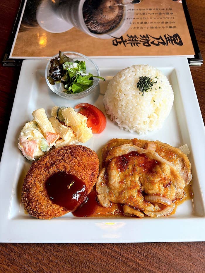 星乃珈琲のおすすめランチメニュー「生姜焼き&コロッケプレート」