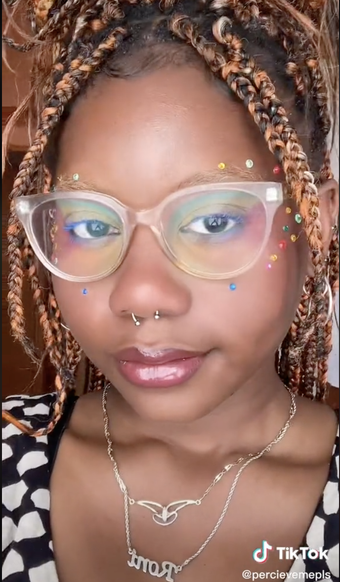 Woman Goes Viral Proving Eyeshadow Can Shine Under Glasses - 38