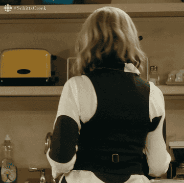 moira rose turning around confused