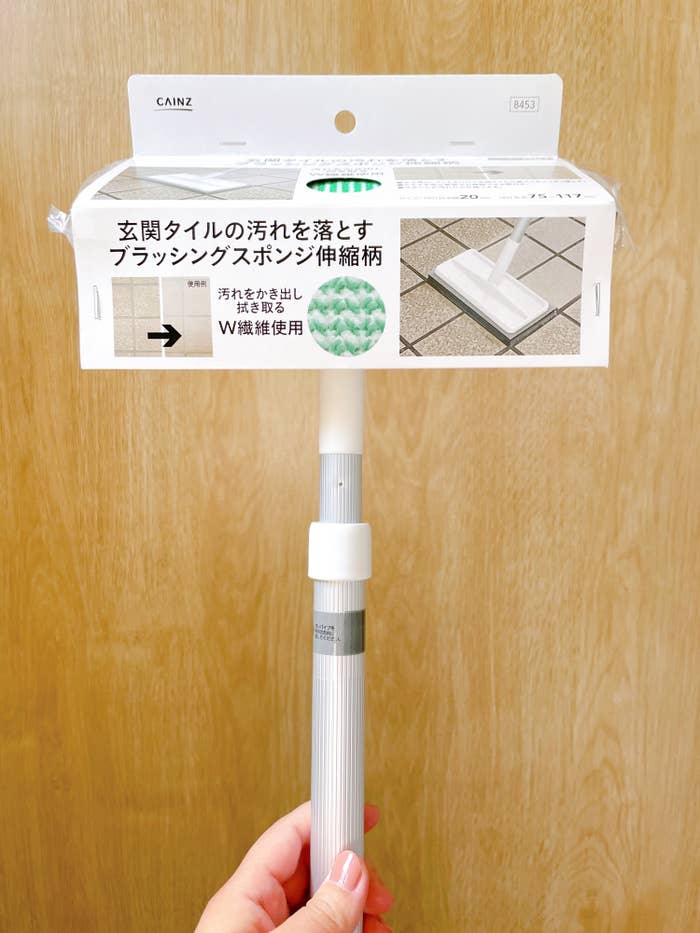 CAINZ(カインズ)でおすすめの掃除グッズ「玄関タイルの汚れを落とすブラッシングスポンジ伸縮柄 全長(約)75~117cm」