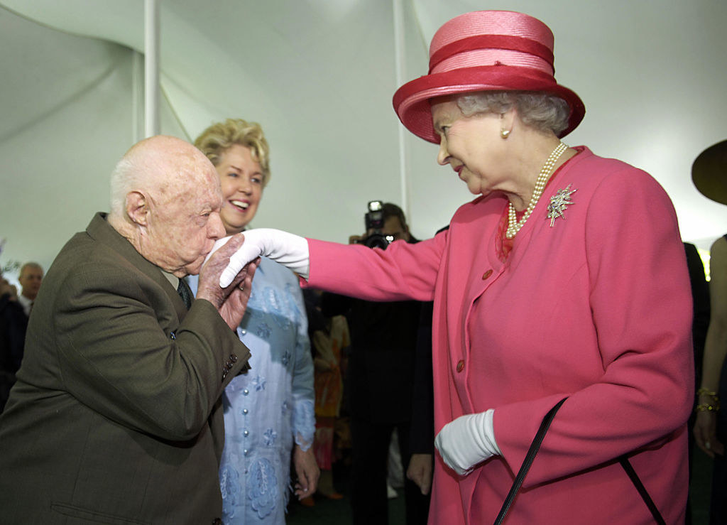 All The Random Celebs Queen Elizabeth Met - 44