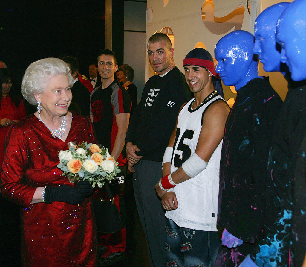 All The Random Celebs Queen Elizabeth Met - 37