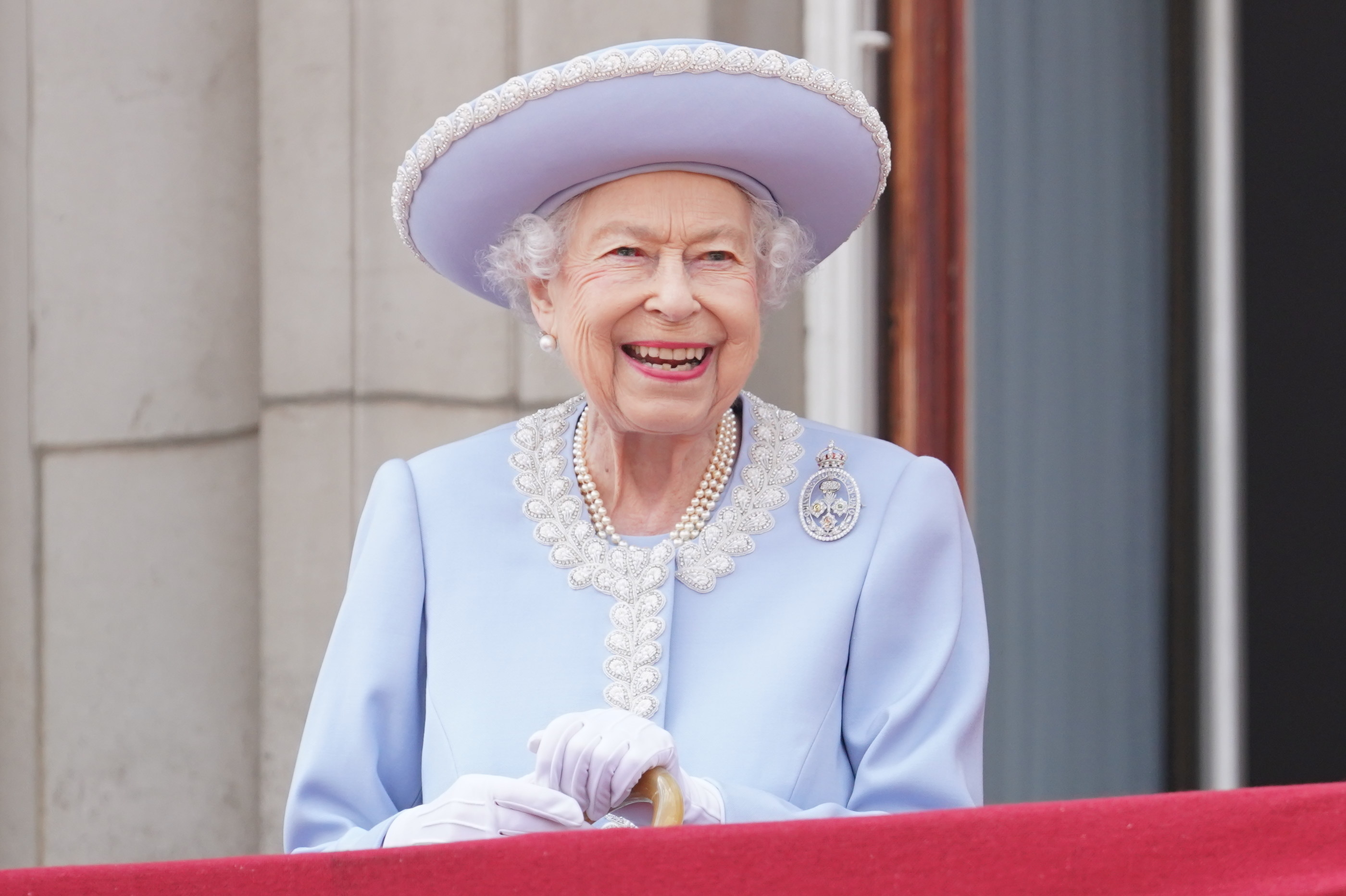 the queen on the balcony of Buckingham Palace